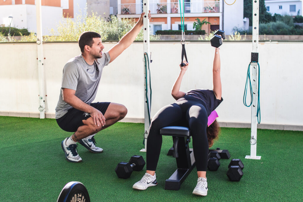 mujer tumbada haciendo pesas